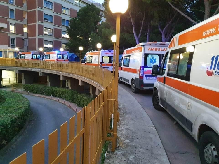 La fila di ambulanze a Partinico