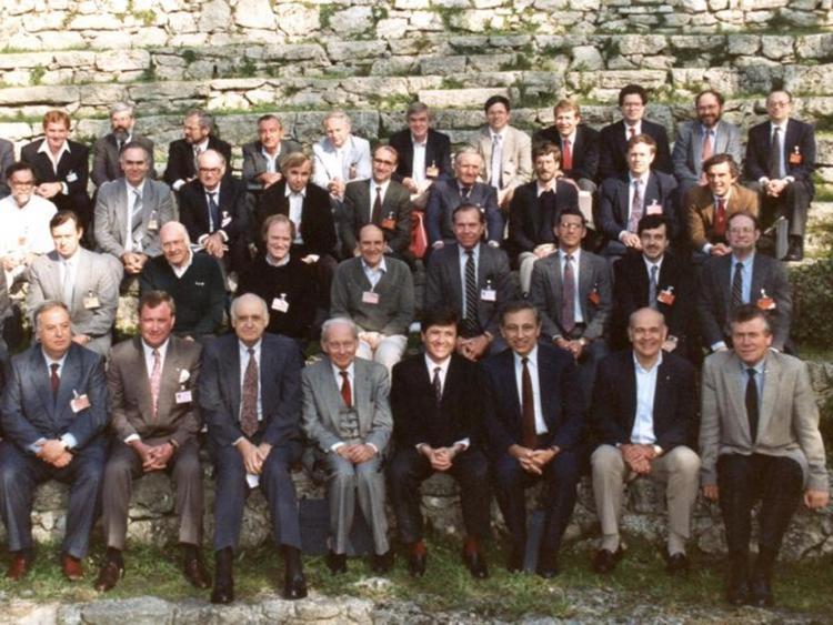 Partecipanti al Congresso internazionale sull'Aids che si tenne a San Marino dal 10 al 14 ottobre del 1988 (in prima fila il terzo da destra è Robert Gallo, in seconda fila il terzo da destra è Anthony Fauci)