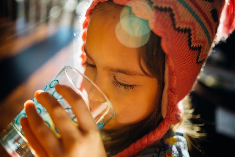 Acqua e bambini: bere aiuta a mantenere la mente “elastica”