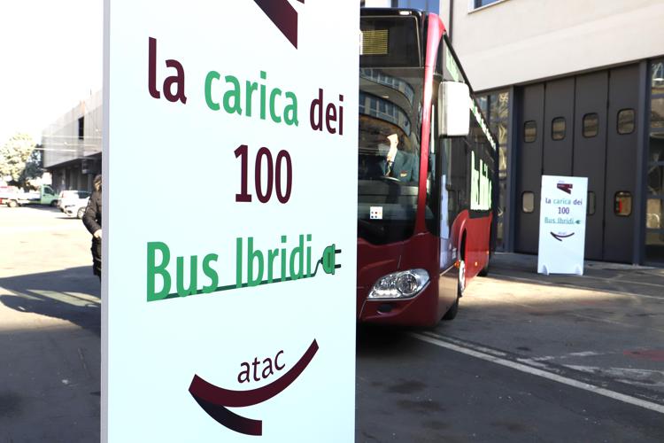 Arriva a Roma il primo bus ibrido, Raggi: 