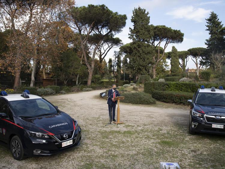 Costa consegna 63 auto elettriche e ibride ai Carabinieri