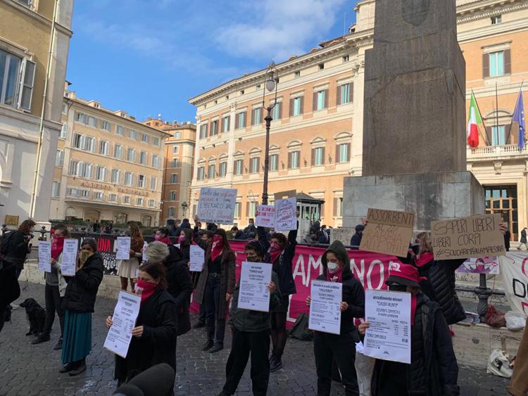 Fazzoletti rosa e scontrini su lavoro non pagato, flash mob 'Non una di meno'