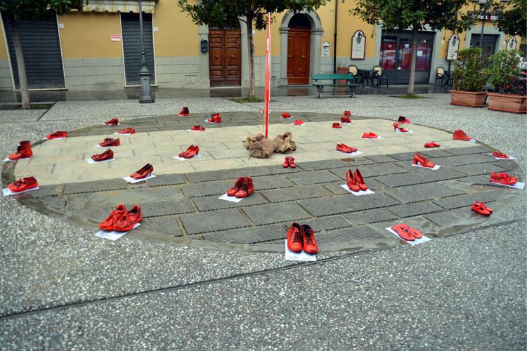 Immagine di repertorio (Giornata mondiale contro la violenza sulle donne del 2015, scarpe rosse nella piazza di San Giuliano Terme - Pisa)