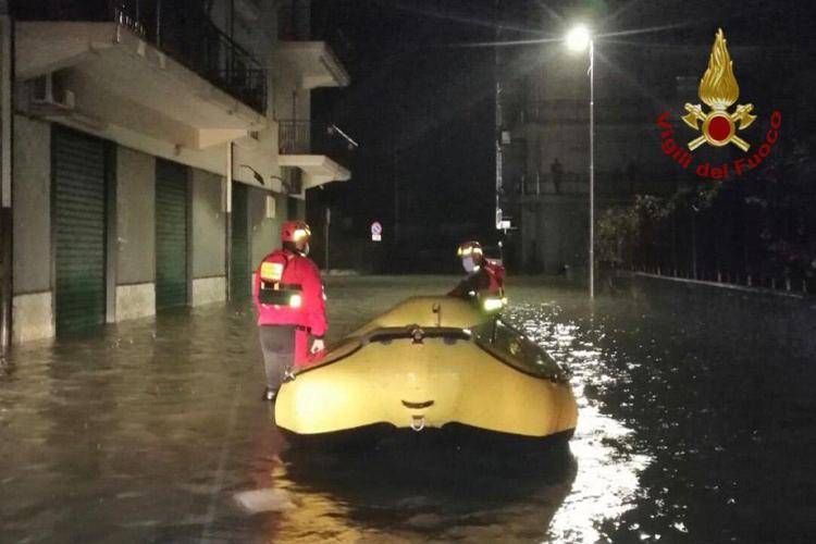 Maltempo Calabria, allerta meteo a Crotone: crolla ponte pedonale