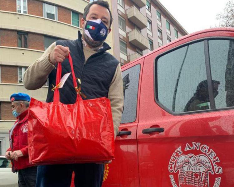 Natale, Salvini distribuisce doni con City Angels: 