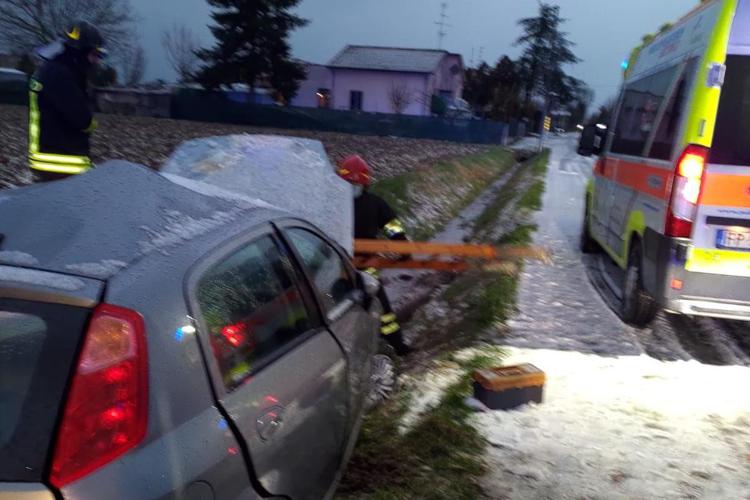 Reggio Emilia, sbanda e finisce fuori strada: morto 23enne