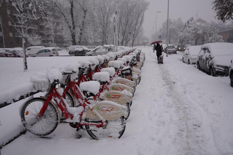 Neve oggi su Milano, domani gelo in Lombardia: previsioni meteo