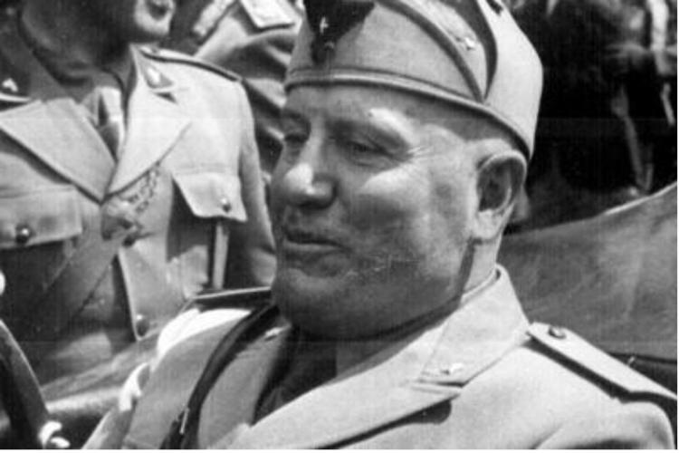 Mussolini, calendario a ruba: boom di vendite