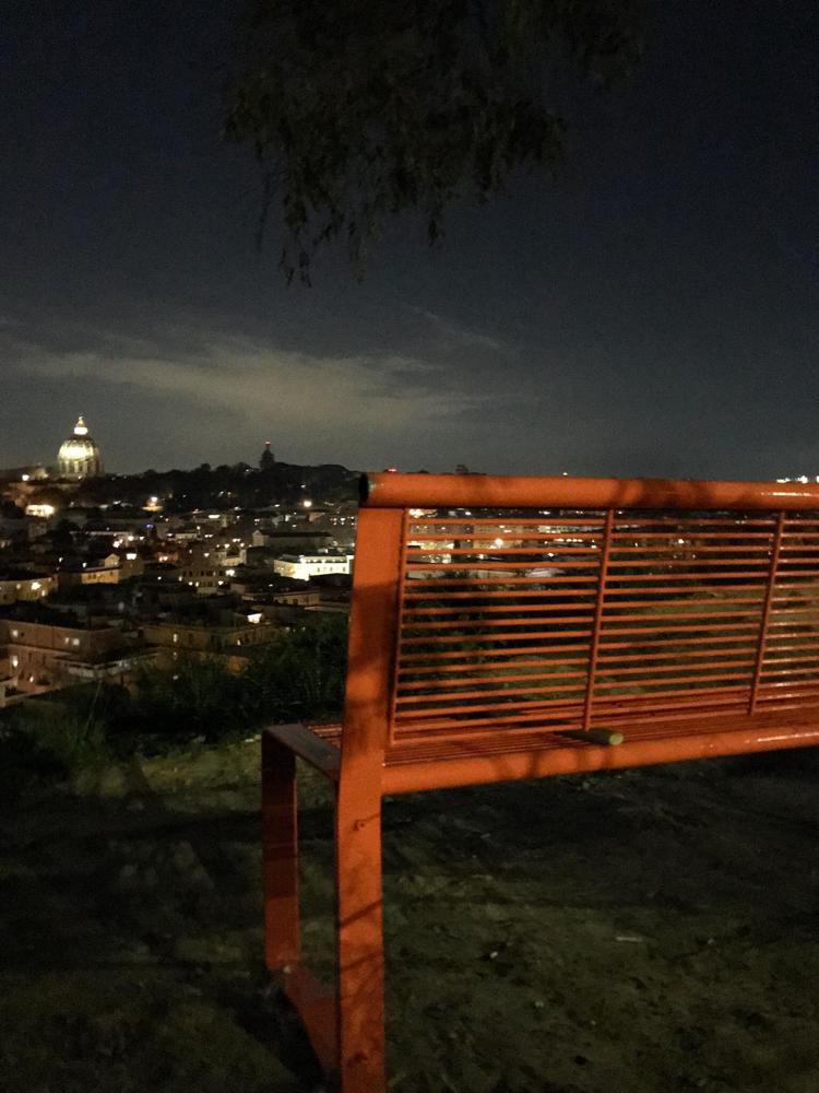 'Panchina con vista' nel cuore della Balduina a Roma un'installazione per combattere la violenza sulle donne