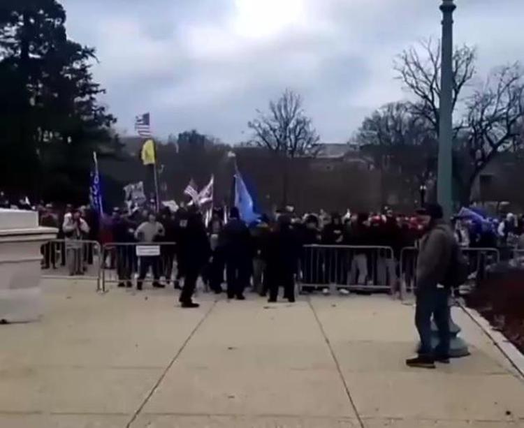 'Polizia non ferma la folla verso Congresso' - video