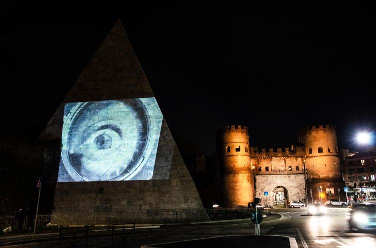 Roma, Ade colpisce ancora. Dopo Colosseo video denuncia su Piramide: ‘funerale cultura'