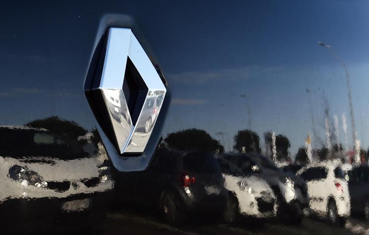 (FILES) This file photo taken on January 15, 2016 shows the logo of carmaker Renault on one of its cars in Saint-Herblain, western France.
French investigators will probe Renault over diesel emissions, the Paris prosecutors office said on January 13, 2017. The carmaker is under suspicion of 