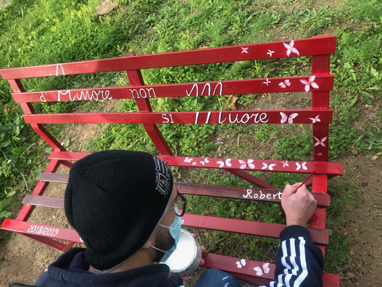 Il nome di Roberta sulla 'panchina rossa' dedicata ale vittime di femminicidio