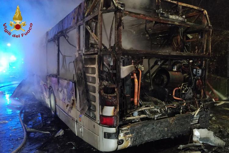 Roma, autobus in fiamme: nessun ferito