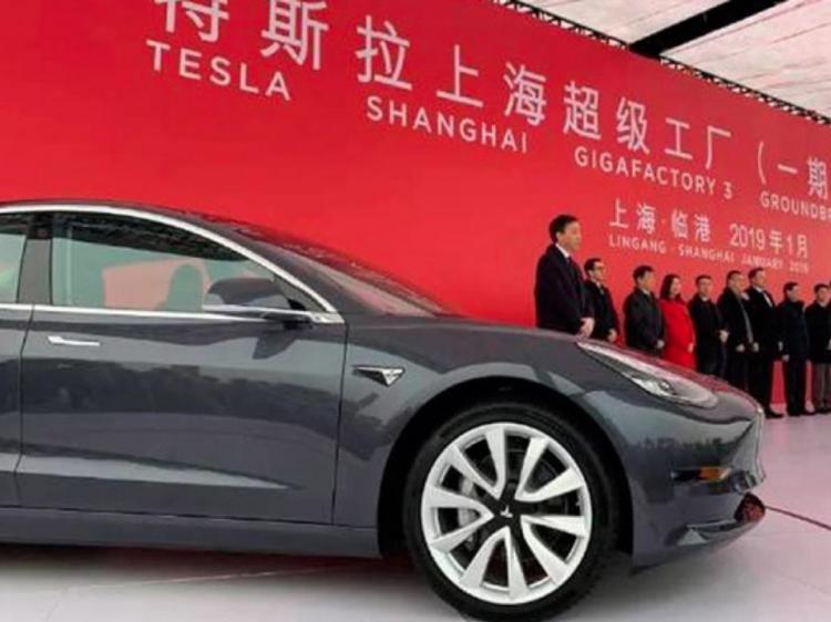 Tesla nel 2021 aumenterà la produzione cinese a 450.000 unità