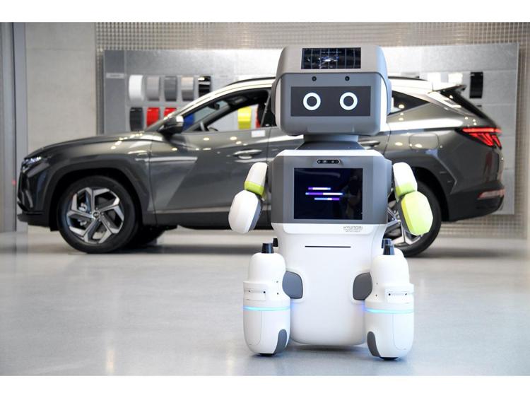 Hyundai DAL-e, avanzato robot umanoide per il servizio clienti in showroom