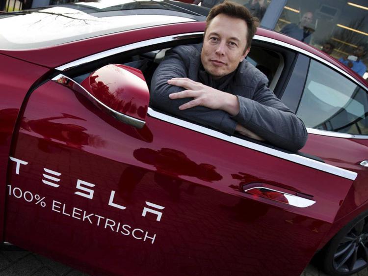 Tesla pronta ad accettare pagamenti per auto e ricariche in criptovaluta