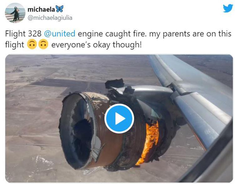 Motore in fiamme, volo da incubo: piovono pezzi di aereo - Video