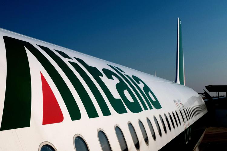 Alitalia, stipendi febbraio saranno pagati in ritardo: le news