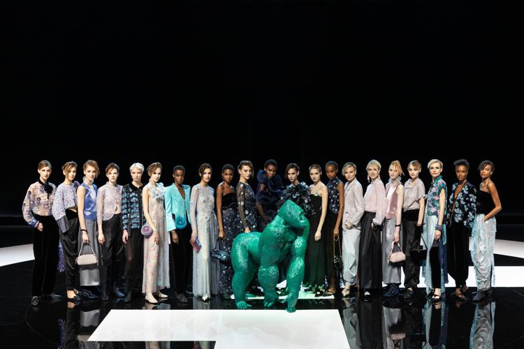 Il finale della collezione Giorgio Armani dedicata al womenswear