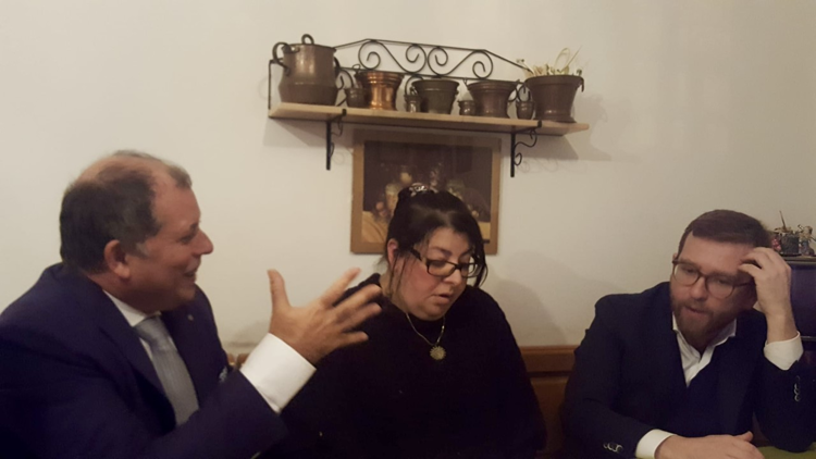 Irene Napoli con il suo legale e l'ex  ministro Provenzano