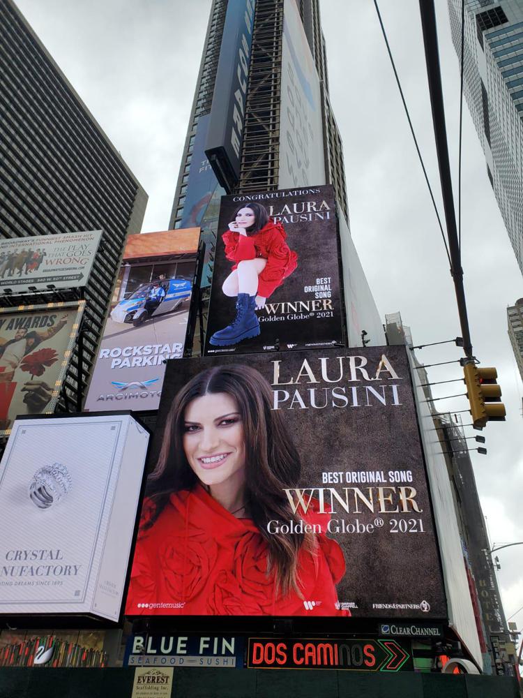 Festa per Laura Pausini a Castel Bolognese, manifesti a Times Square