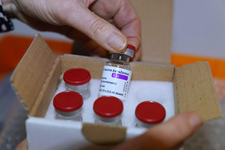 Vaccino Covid Francia, ok a AstraZeneca per over 65