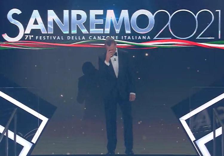 Sanremo 2021, Amadeus e il segno della croce: critiche e polemiche