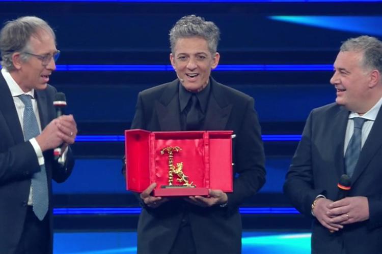 Sanremo 2021, Amadeus premia Fiorello: 