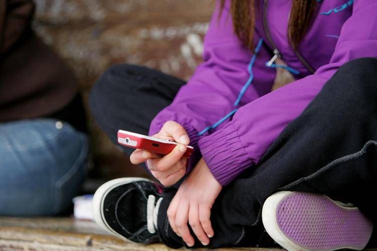 adolescenti al telefonino