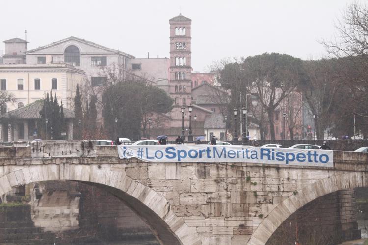 Covid, a un anno dal lockdown striscioni sui ponti di Roma: 'lo sport merita rispetto'