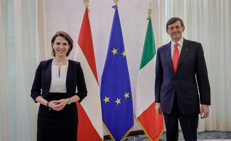 da sinistra: il ministro dell'Innovazione tecnologica e Transizione digitale, Vittorio Colao, la ministra austriaca per gli Affari Europei, Karoline Edtstadler 