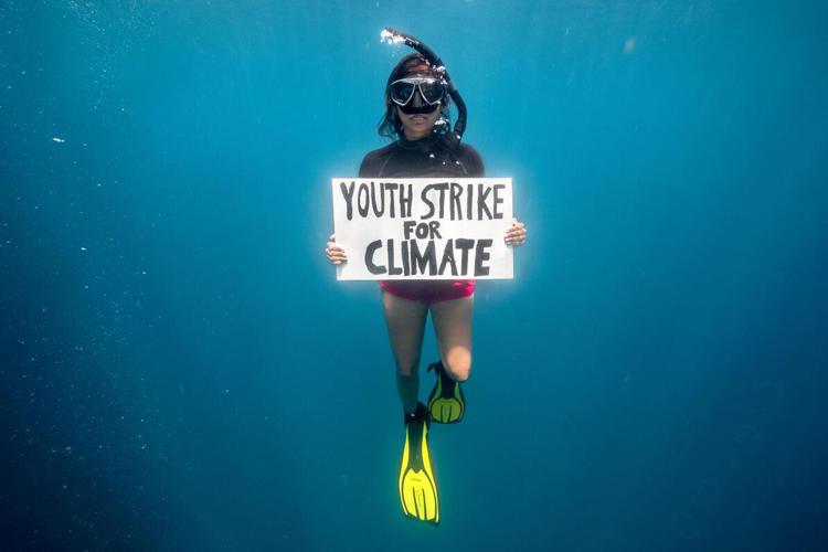 Attivista dei Fridays for Future, la protesta è sott'acqua