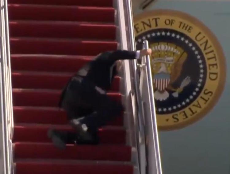 Biden cade 3 volte sulla scaletta dell'Air Force One - Video