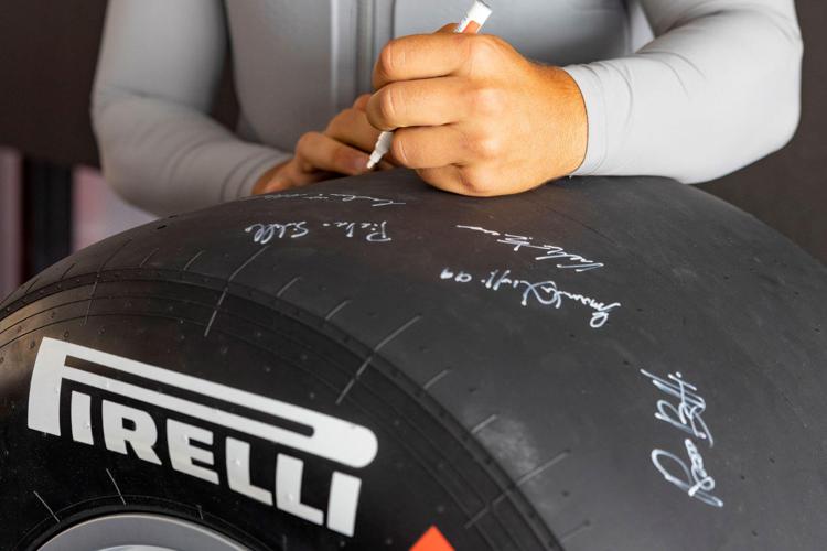 Asta benefica per pneumatico Pirelli F1 firmato da team Luna Rossa
