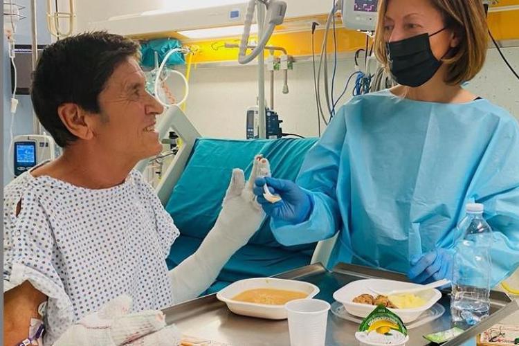 Gianni Morandi ustionato, la foto dall'ospedale con la moglie Anna