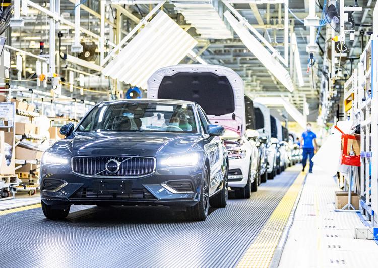 Catena di montaggio in una fabbrica cinese di Volvo
