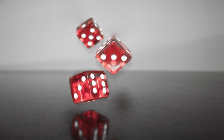 Slot, roulette, quote partite e poker: perché il gambling ci appassiona tanto