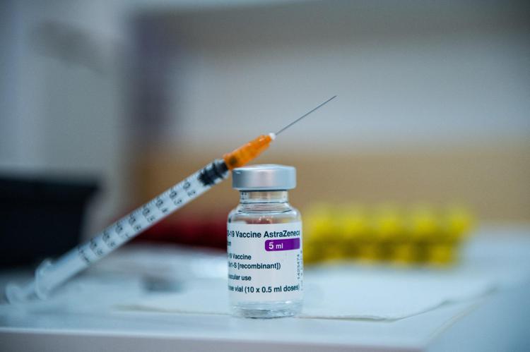 Vaccino AstraZeneca, in Germania solo a over 60
