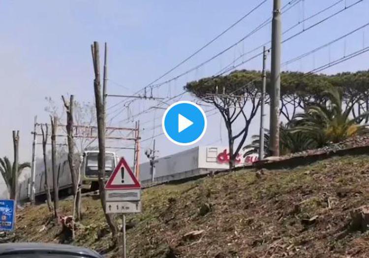 Roma-Lido, si sganciano cavi alta tensione: paura sul treno - Video