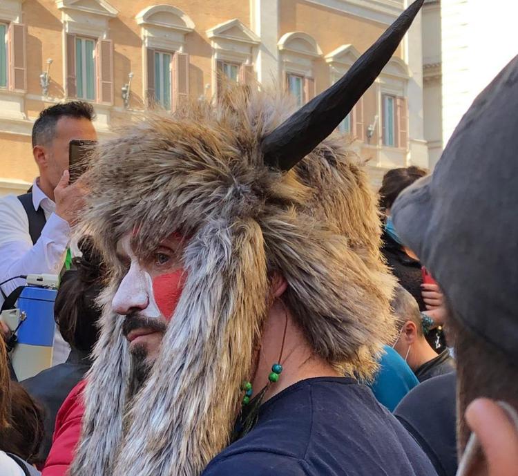 Protesta ristoratori Roma, a Montecitorio anche lo sciamano