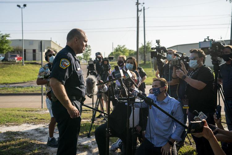 Giornalisti e polizia sul luogo della sparatoria in Texas (Afp)