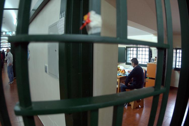 Carceri tra sovraffollamento e restrizioni da covid: 14 detenuti suicidi da inizio anno