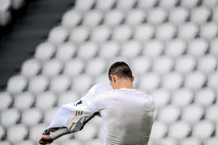 Ronaldo e la maglia della Juve gettata a terra