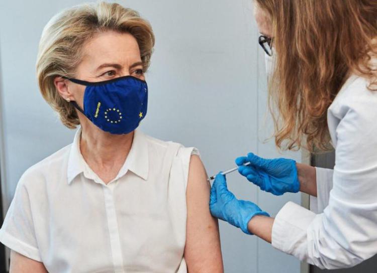 von der Leyen riceve vaccino covid, foto su Twitter