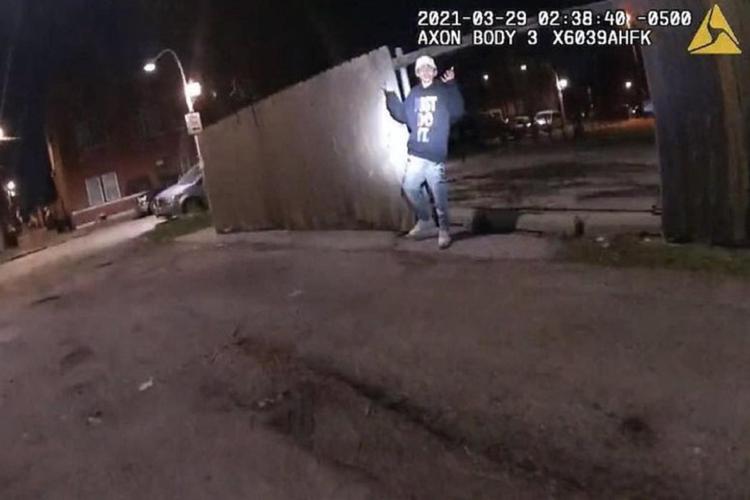 Chicago, 13enne ucciso da polizia aveva mani alzate: diffuso il video