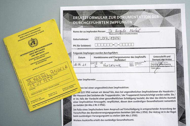 Merkel si vaccina con AstraZeneca e pubblica il certificato