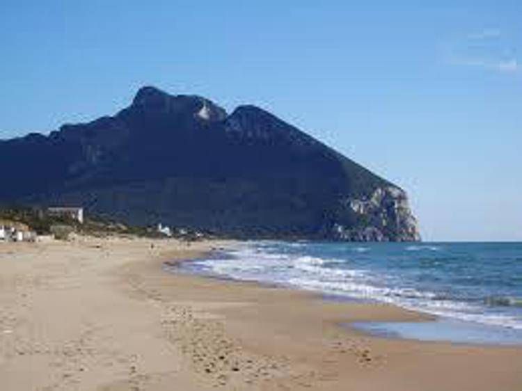 La spiaggia di Sabaudia con il profilo del Monte Circeo