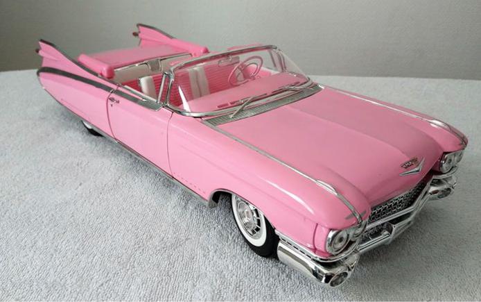 Il più grande modellino di auto, in scala 1:12, con una lunghezza di 47.5 cm e un’altezza di 11 cm, dell’automobile Cadillac Eldorado Maisto 1995-1999 color rosa barbie.