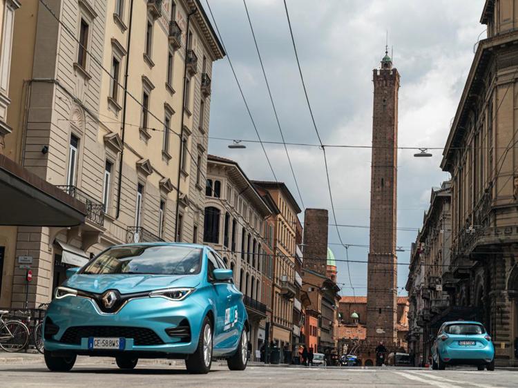 Corrente, il car sharing 100% elettrico di Bologna con le Renault Zoe si rinnova
